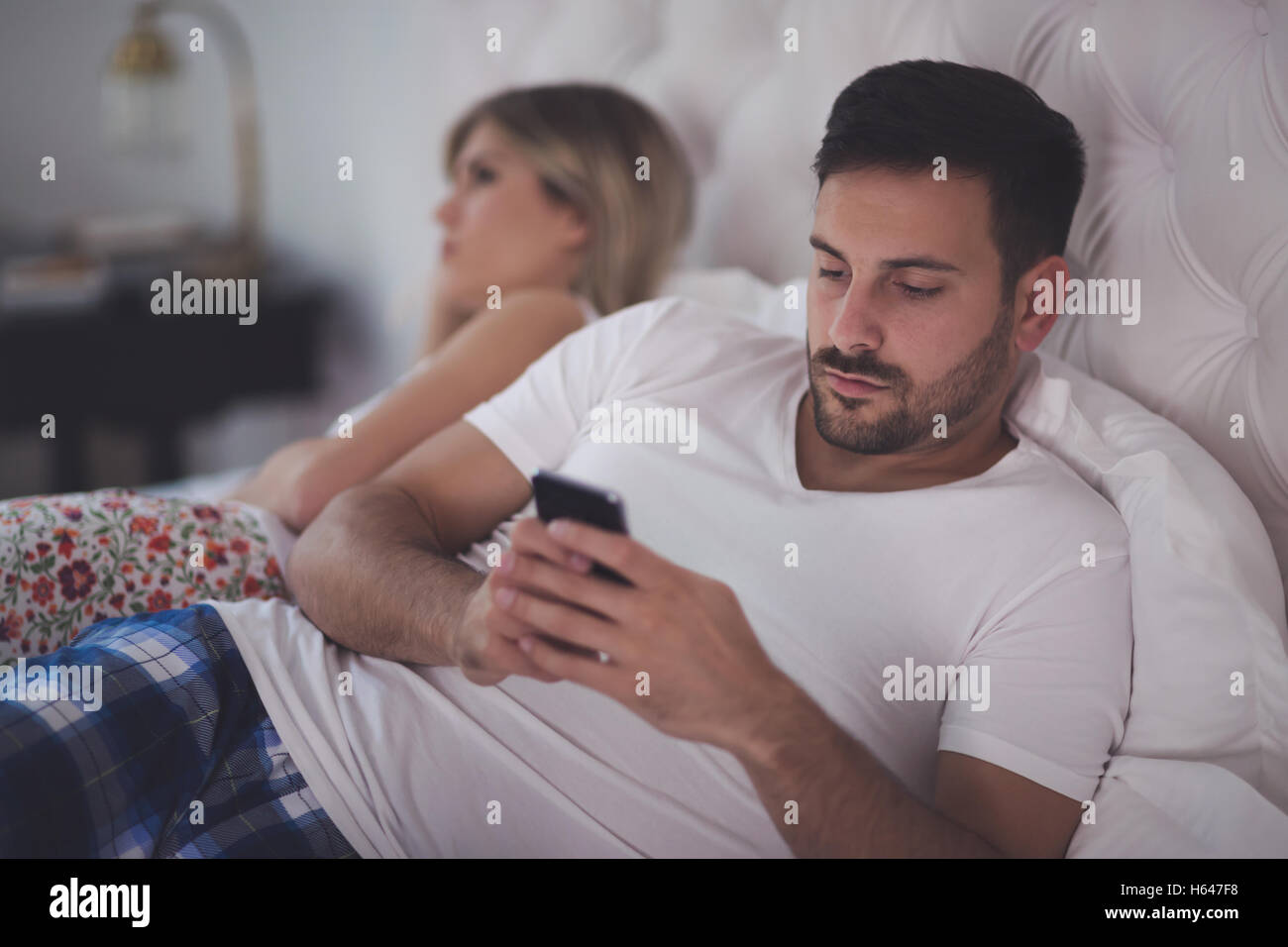 Smartphone-Besessenheit verursachen Probleme in der Ehe Stockfoto