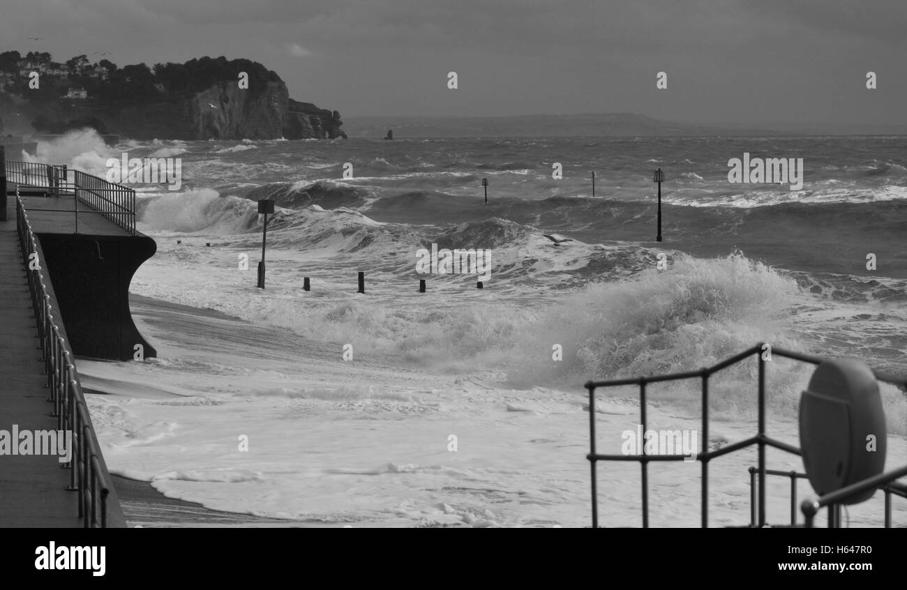 Rauem Wetter in Teignmouth mit Wellen, die in den Deich bei Flut. Stockfoto