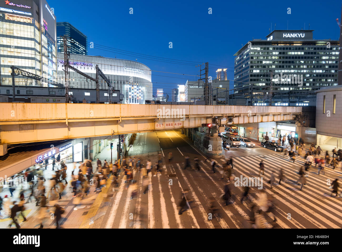 Osaka, Japan - 3. Dezember 2015: Pendler Rauschen an der Vorderseite des Osaka Station.  Osaka Station ist ein großer Bahnhof. Stockfoto