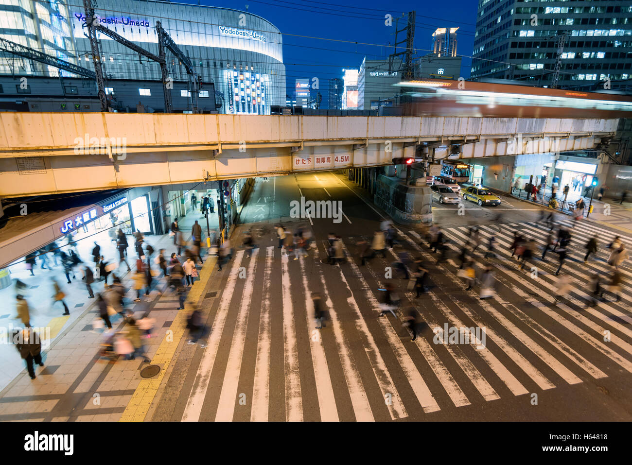 Osaka, Japan - 3. Dezember 2015: Pendler Rauschen an der Vorderseite des Osaka Station.  Osaka Station ist ein großer Bahnhof. Stockfoto