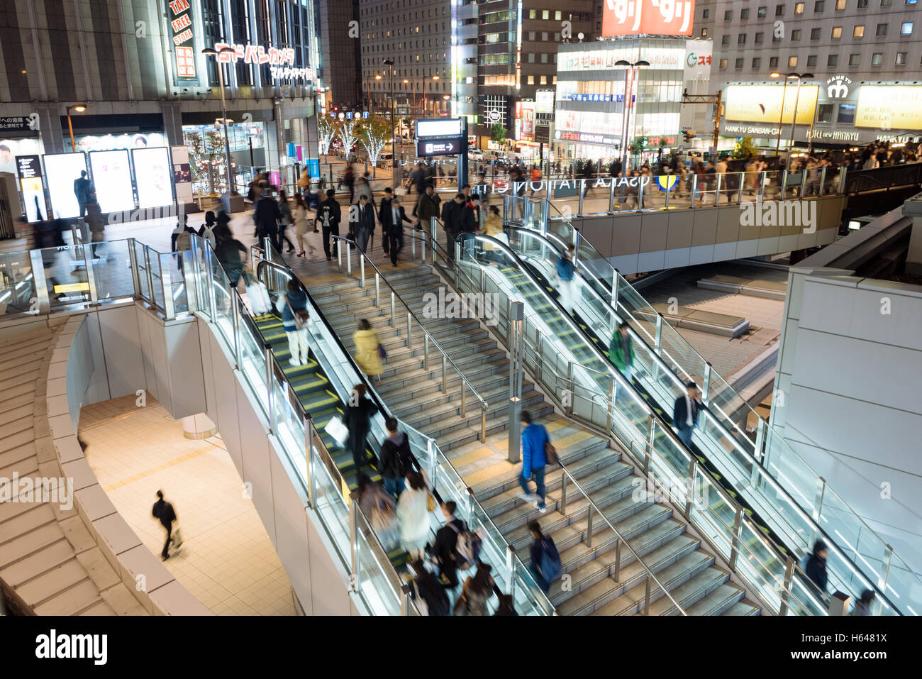 Osaka, Japan - 3. Dezember 2015: Pendler Rauschen an der Vorderseite des Osaka Station.  Osaka Station ist ein großer Bahnhof in t Stockfoto
