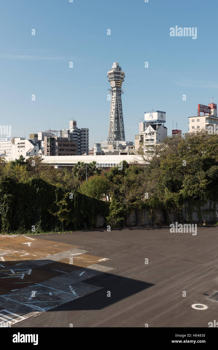 Osaka, Japan - 2. Dezember 2015: Tsutenkaku Tower steht im Shinsekai Bezirk von Osaka, Japan. Es wurde im Jahr 1956 und ha gebaut. Stockfoto