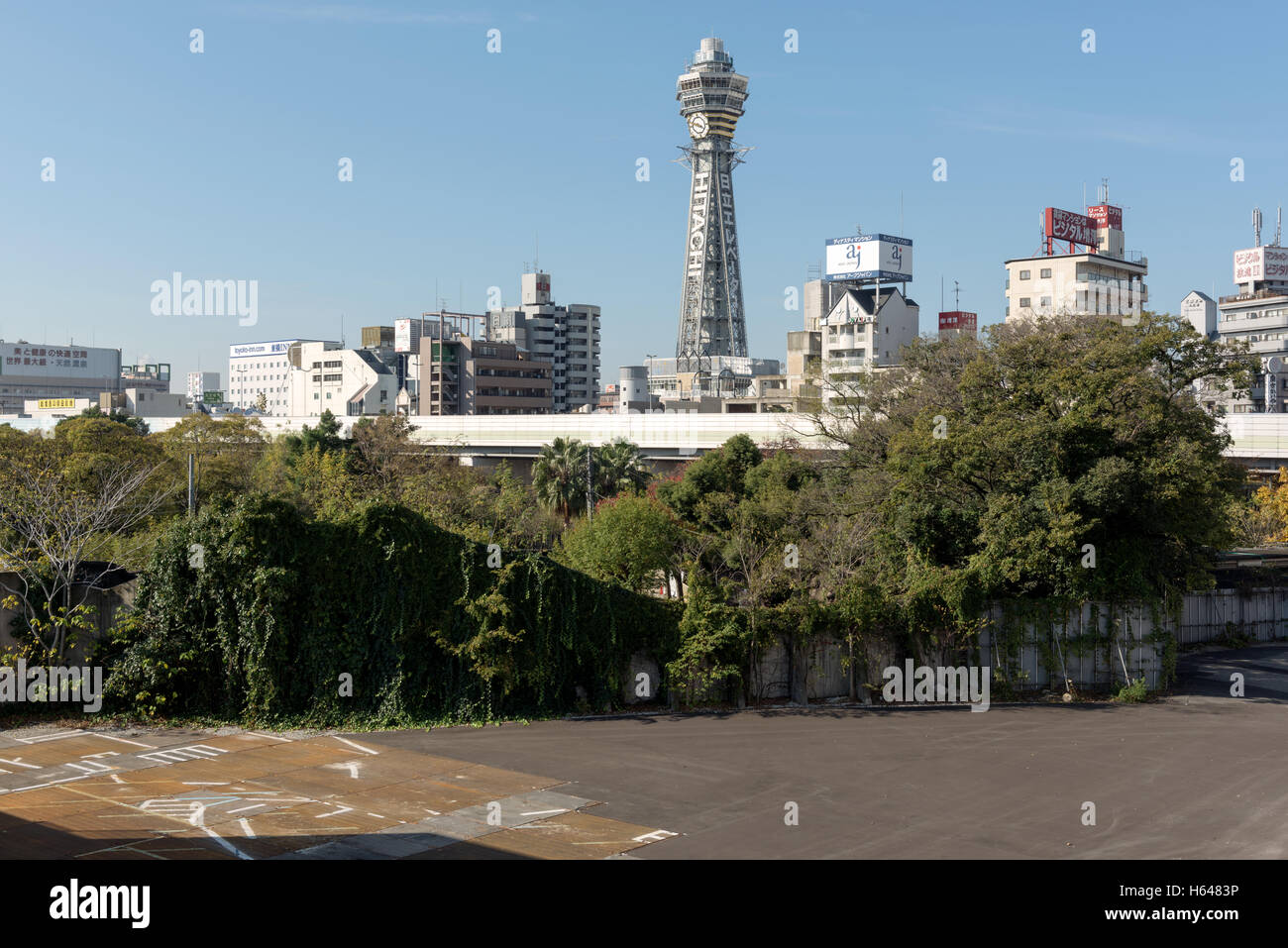 Osaka, Japan - 2. Dezember 2015: Tsutenkaku Tower steht im Shinsekai Bezirk von Osaka, Japan. Stockfoto