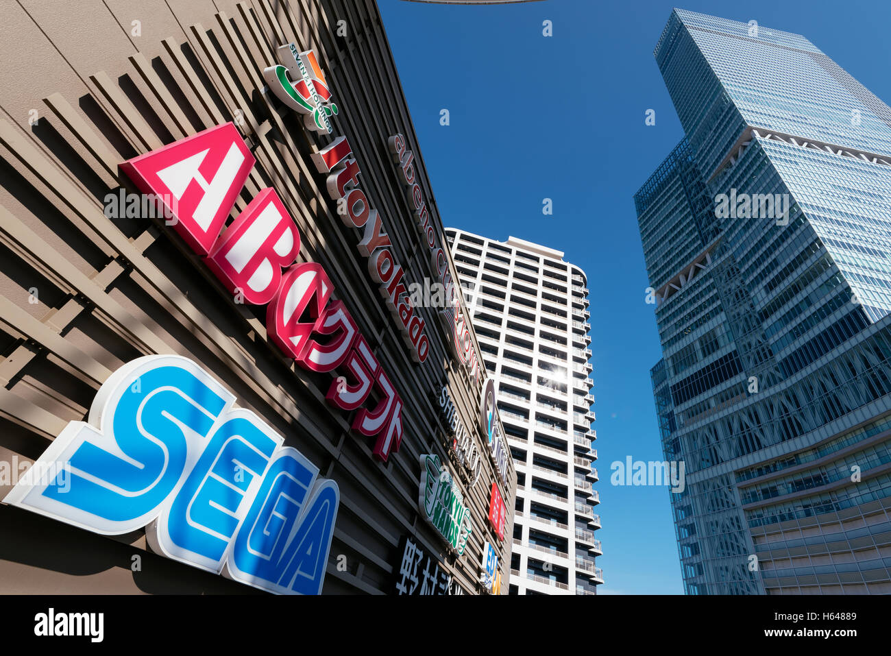 Osaka, Japan - 2. Dezember 2015: Q es Mall Shopping Mall und Abeno Harukas in Osaka Q Mall richtet sich in erster Linie an jüngere Käufer Stockfoto