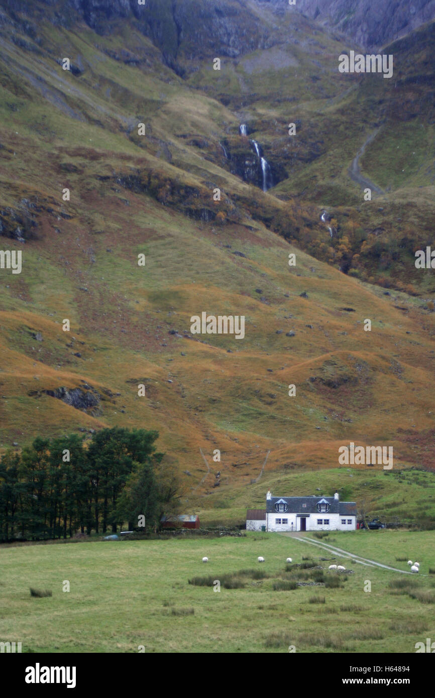 Glen Coe Cottage und Wasserfall Stockfoto