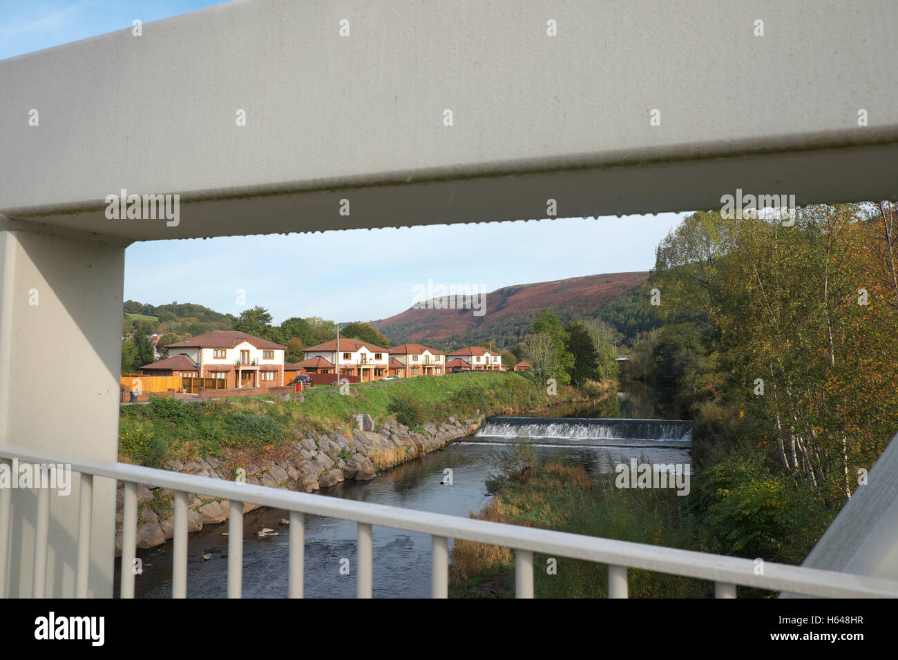 Aberfan Wales moderne Einfamilienhäuser neben dem Fluss Taff 2016 aufgenommen Stockfoto