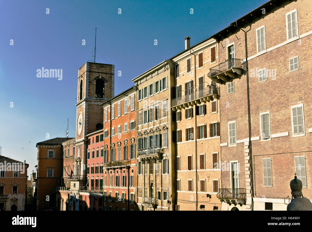 Gebäude, Fassaden und Clock Tower in Piazza Plebiscito oder Piazza del Papa, Ancona, Marken, Italien, Europa Stockfoto