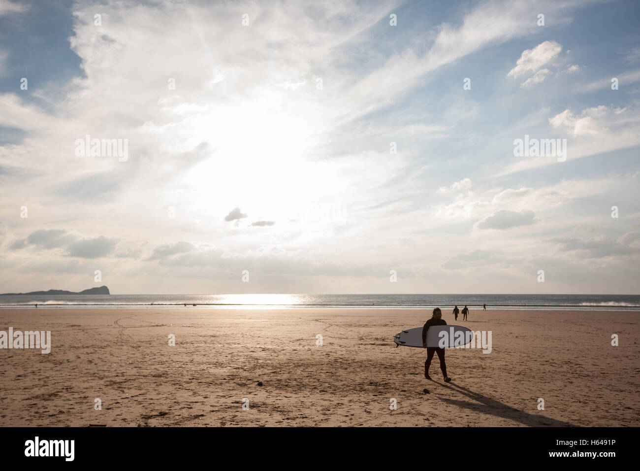 Llangennth Strand, Rhossili Bucht, Gower, Wales, UK. Sonnigen Tag Surfer am Llangennith Strand, Rhossili Bucht, Gower, Wales. Stockfoto