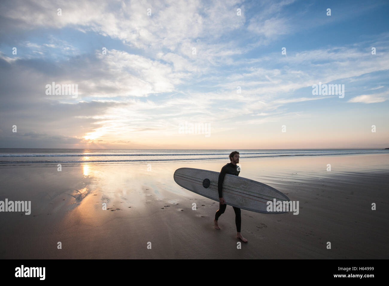 Llangennth Strand, Rhossili Bucht, Gower, Wales, UK. Oktober 2016. Sonniger Tag an einem Wochenende bringt Surfer an Llangennith Strand. Stockfoto