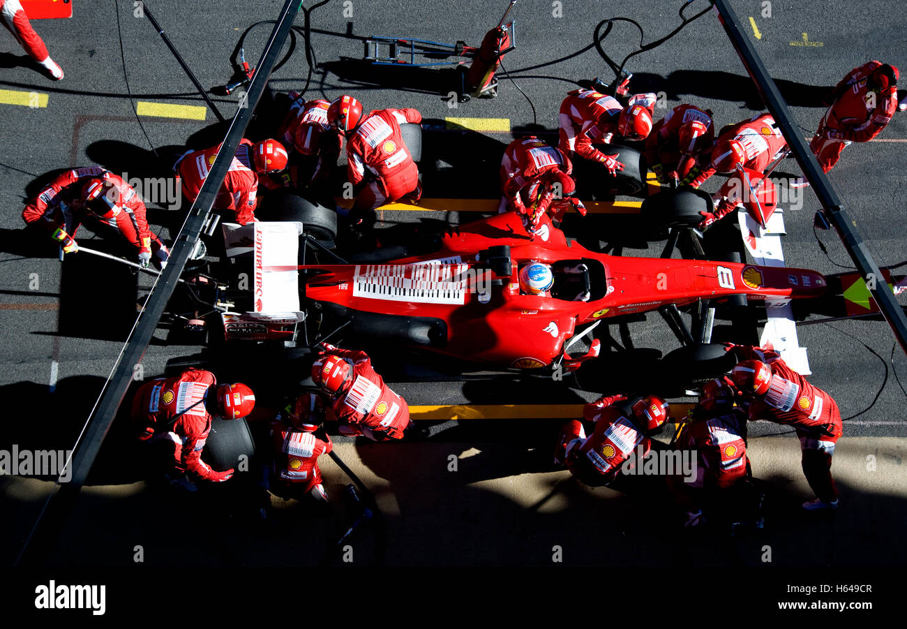 Motorsport, pit Stop, Fernando Alonso, SPA, in einem Ferrari F10 Rennwagen Formel1 Tests auf der Rennstrecke Circuit de Catalunya Stockfoto