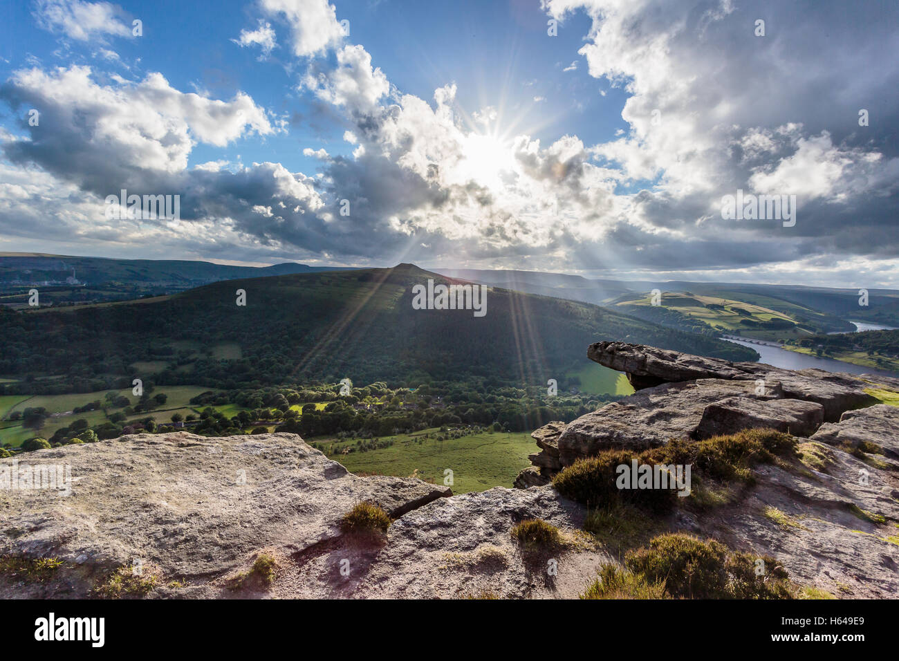 Ruhe nach dem Sturm auf Bamford Edge mit Ladybower und Derwent in der Ferne Dämme Stockfoto