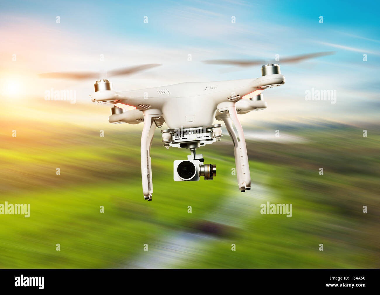 Drohne fliegen über grüne Wiese in Unschärfe Bewegung Stockfoto