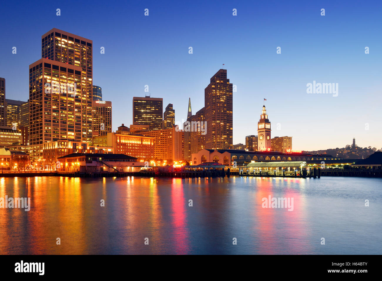 USA, Kalifornien, San Francisco, Financial District, Embarcadero, Ferry Building und Telegraph Hill mit Coit Tower zur blauen Stunde Stockfoto