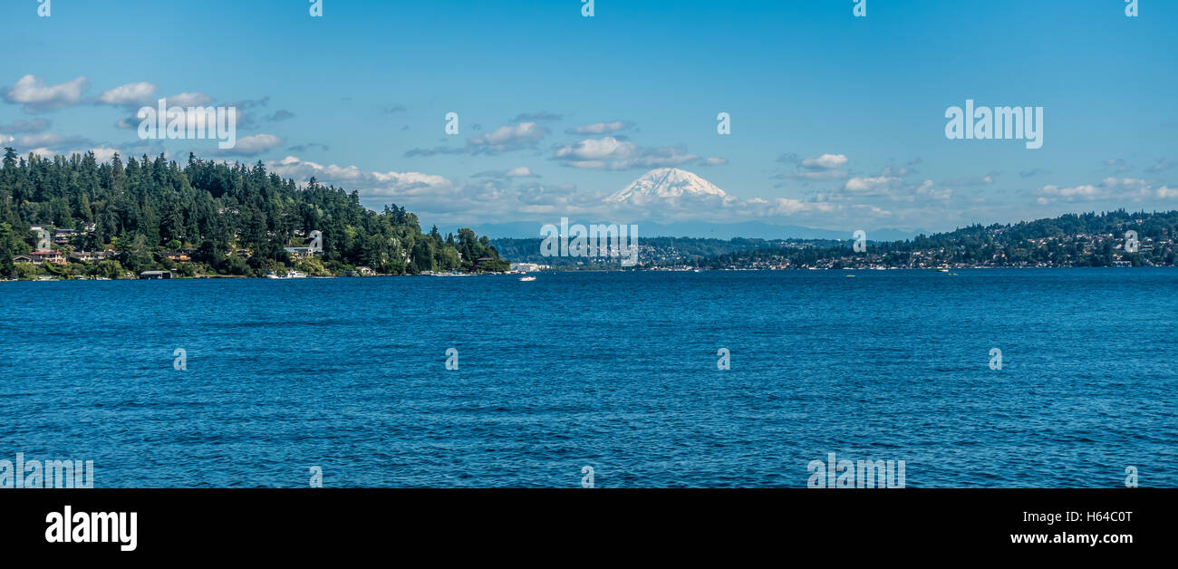 Ein Blick auf den majestätischen Mount Rainier über Lake Washington. Foto in Seward Park in Seattle. Stockfoto