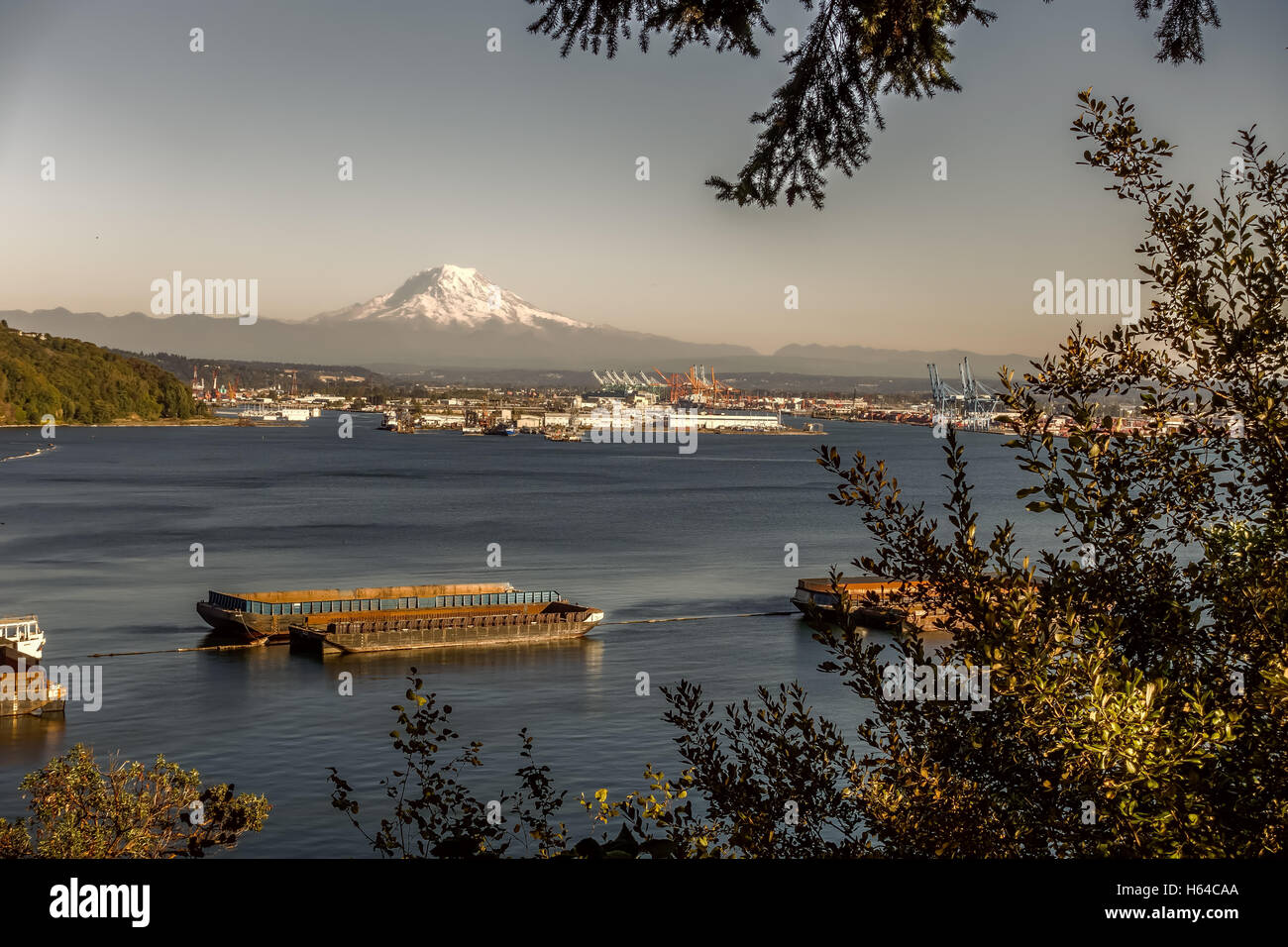 Retro-Version des Port of Tacoma und Mount Rainier. Stockfoto
