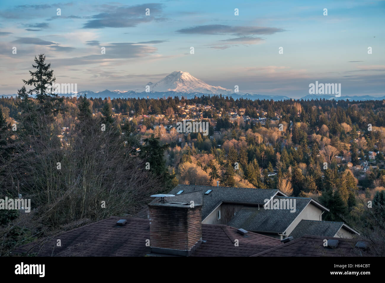 Ein Blick auf Mount Rainier von Burien, Washington. Stockfoto