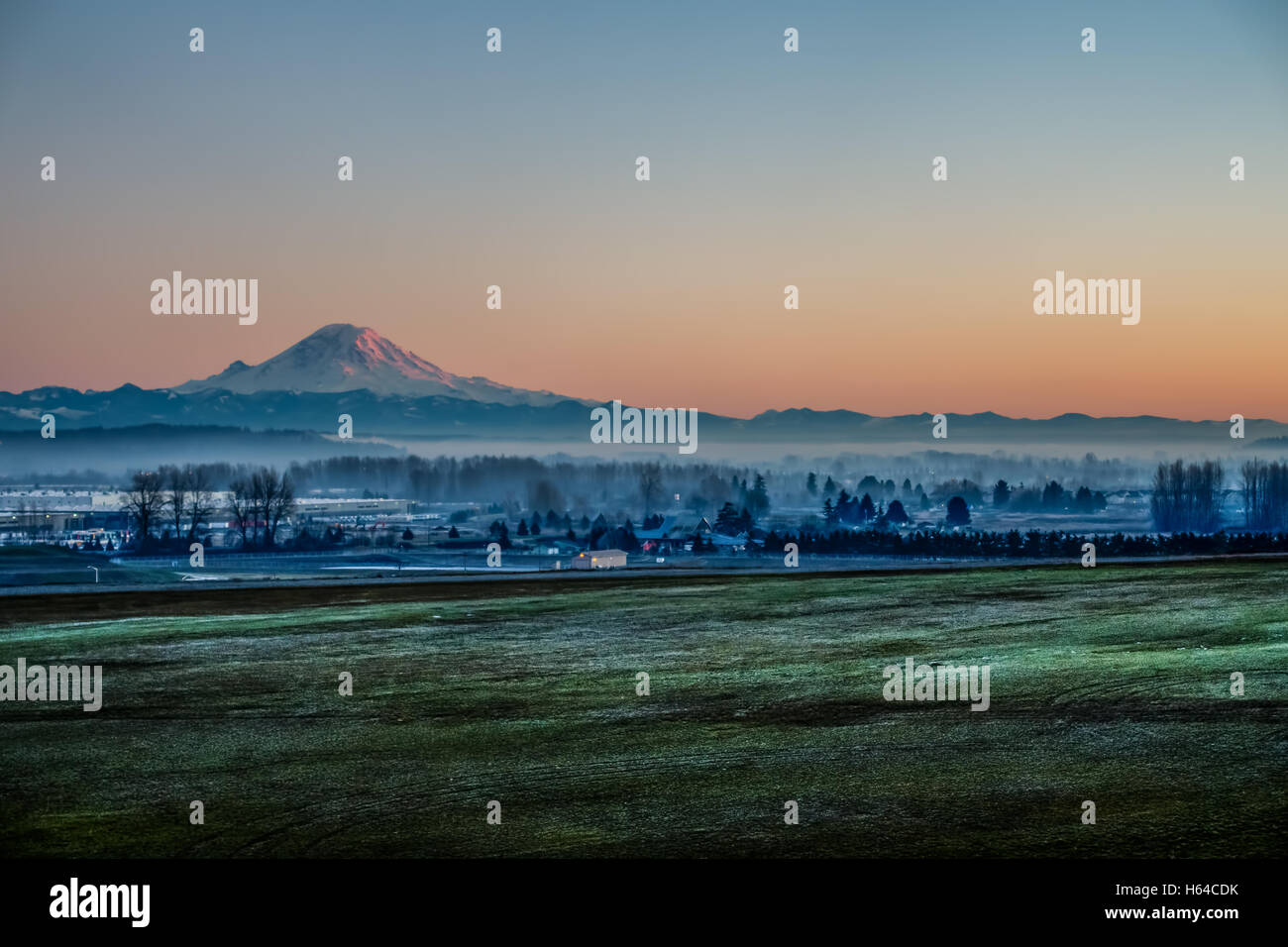 Ein Blick auf Mount Rainier aus Kent, Washington. HDR-Bild. Stockfoto