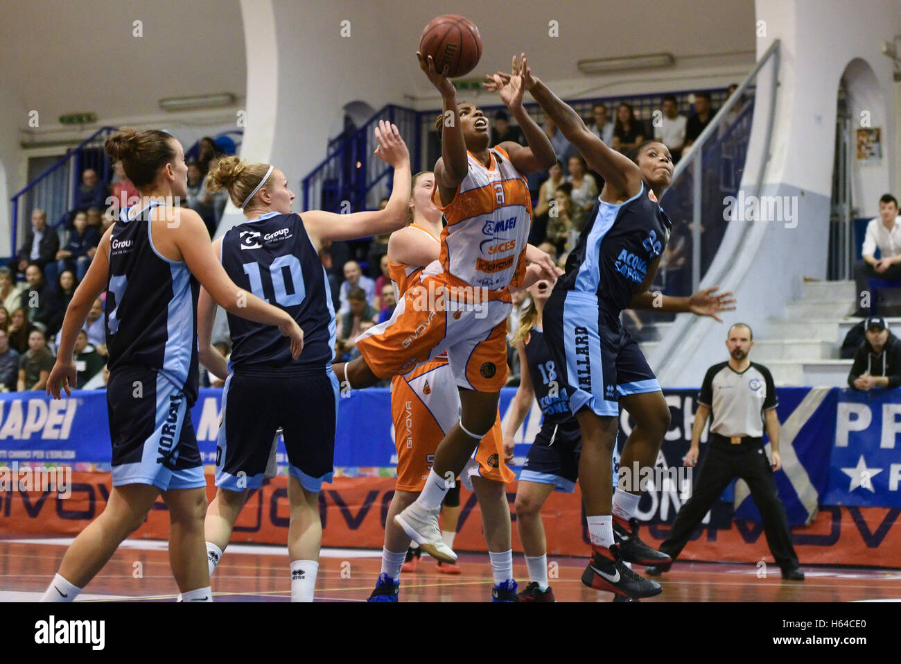 Pozzuoli, Italien. 23. Oktober 2016. Neapel pivot Rashanda Gray in Aktion während der Meisterschaft italienische Serie A Frauen Basketball regulären Saison Saces Mapei Napoli im Vergleich zu Pall.Umbertide. Saces Napoli Team gewann das Spiel. © Paola Visone/Pacific Press/Alamy Live-Nachrichten Stockfoto