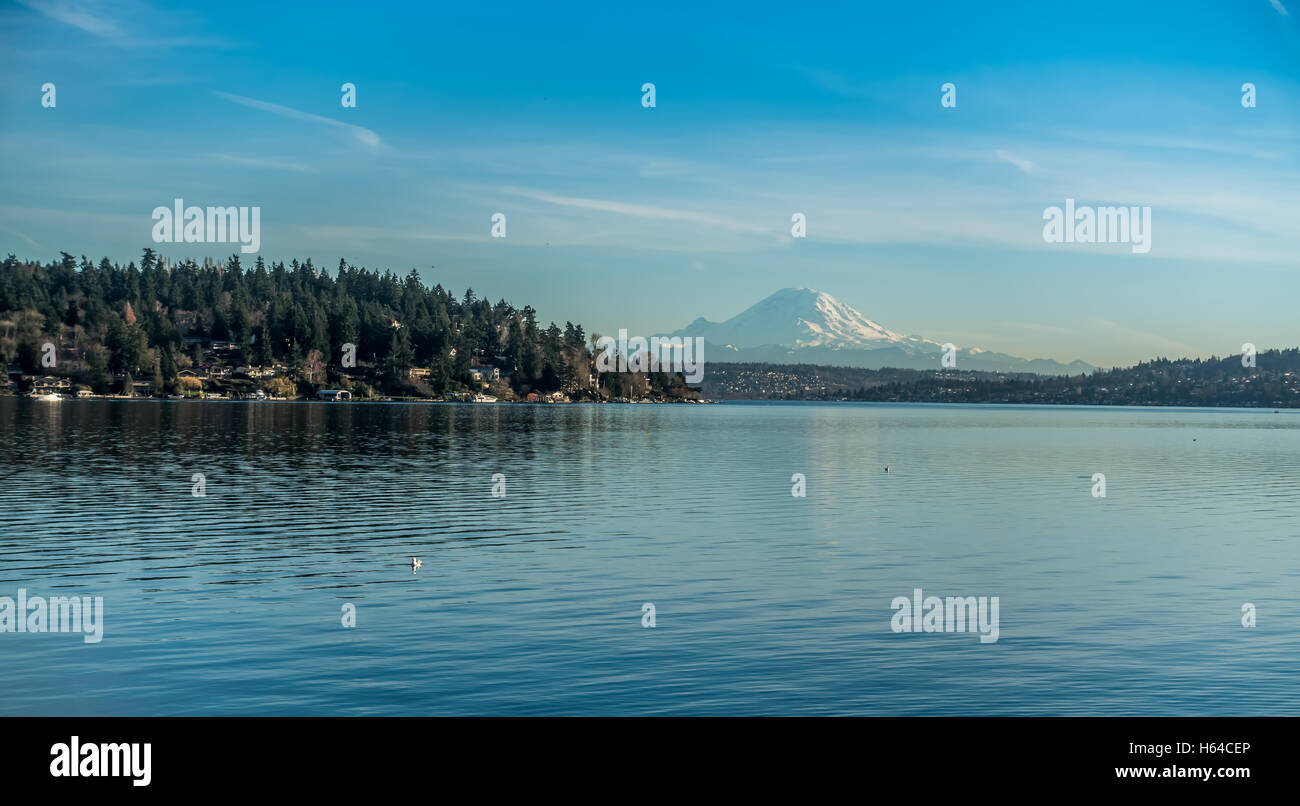 Majestätischen Mount Rainier erhebt sich über den Lake Washington bei Seattle. Stockfoto