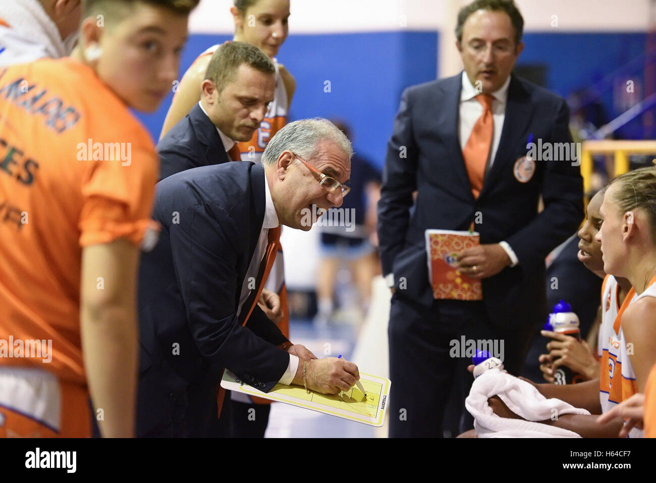 Pozzuoli, Italien. 23. Oktober 2016. Auszeit von Trainer Nino Molino während der Meisterschaft italienische Serie A Frauen Basketball regulären Saison Saces Mapei Napoli im Vergleich zu Pall.Umbertide. Saces Napoli Team gewann das Spiel. © Paola Visone/Pacific Press/Alamy Live-Nachrichten Stockfoto