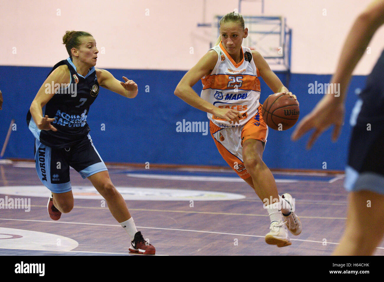 Pozzuoli, Italien. 23. Oktober 2016. Neapel Spielmacher Katalin Honti in Aktion während der Meisterschaft italienische Serie A Frauen Basketball regulären Saison Saces Mapei Napoli im Vergleich zu Pall.Umbertide. Saces Napoli Team gewann das Spiel. © Paola Visone/Pacific Press/Alamy Live-Nachrichten Stockfoto