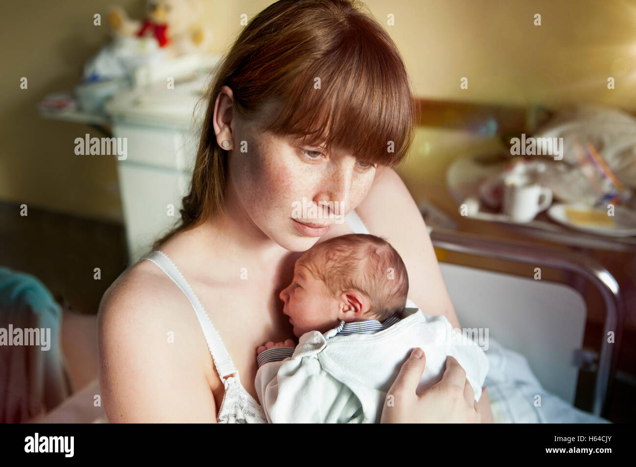 Mutter mit ihrem Neugeborenen Baby in Krankenzimmer Stockfoto