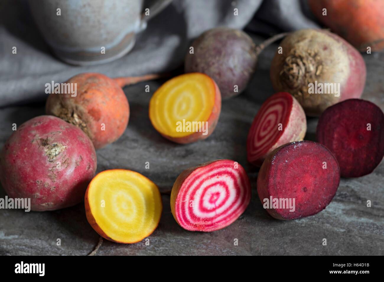 Ganze und geschnittene rote und gelbe Rüben Stockfoto