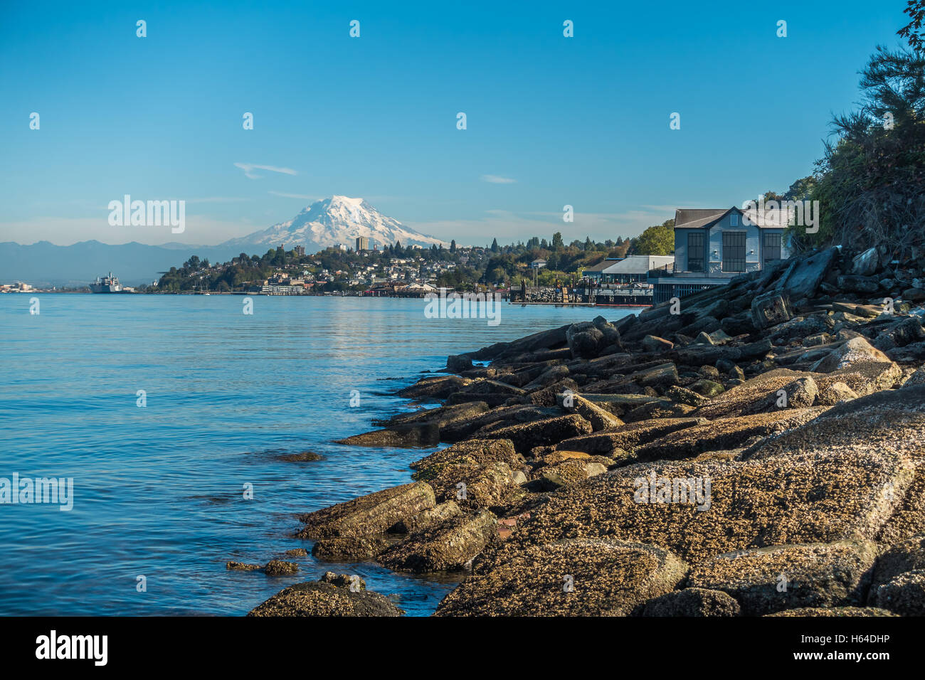 Ein Blick auf die Küstenlinie in Ruston, Washington. Mount Rainier in der Ferne zu sehen. Stockfoto