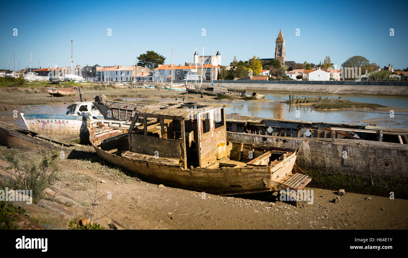 Rustikale Boote auf einem Schiff Friedhöfen auf Noirmoutier, Frankreich Stockfoto