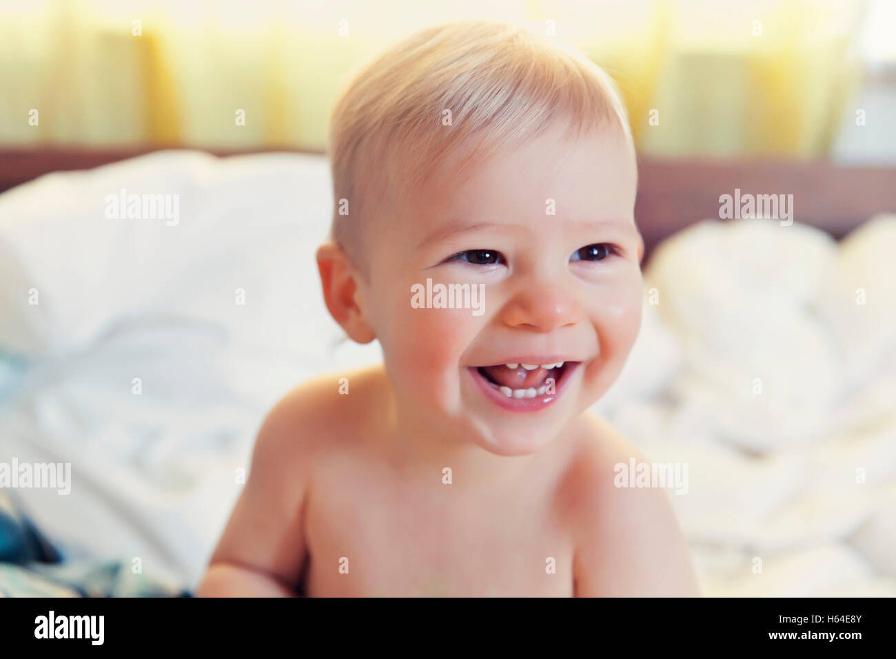Kleiner Junge lachen Stockfoto