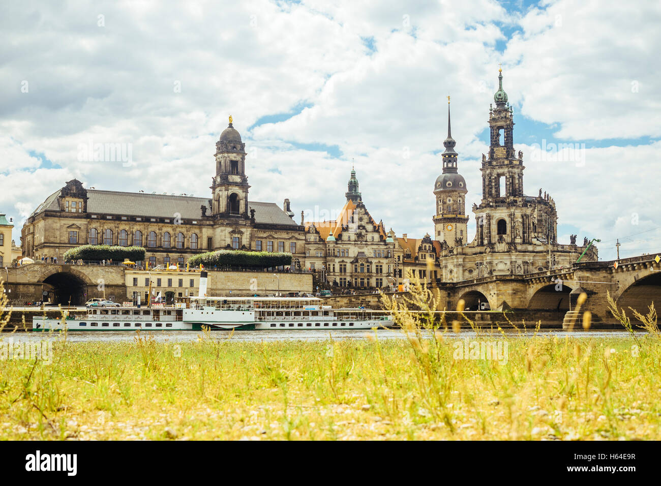Deutschland, Dresden, Elbe-Fluss mit Hausmannsturm, Dresden Kathedrale, appellate Gerichtsgebäude und Augustusbrücke Stockfoto