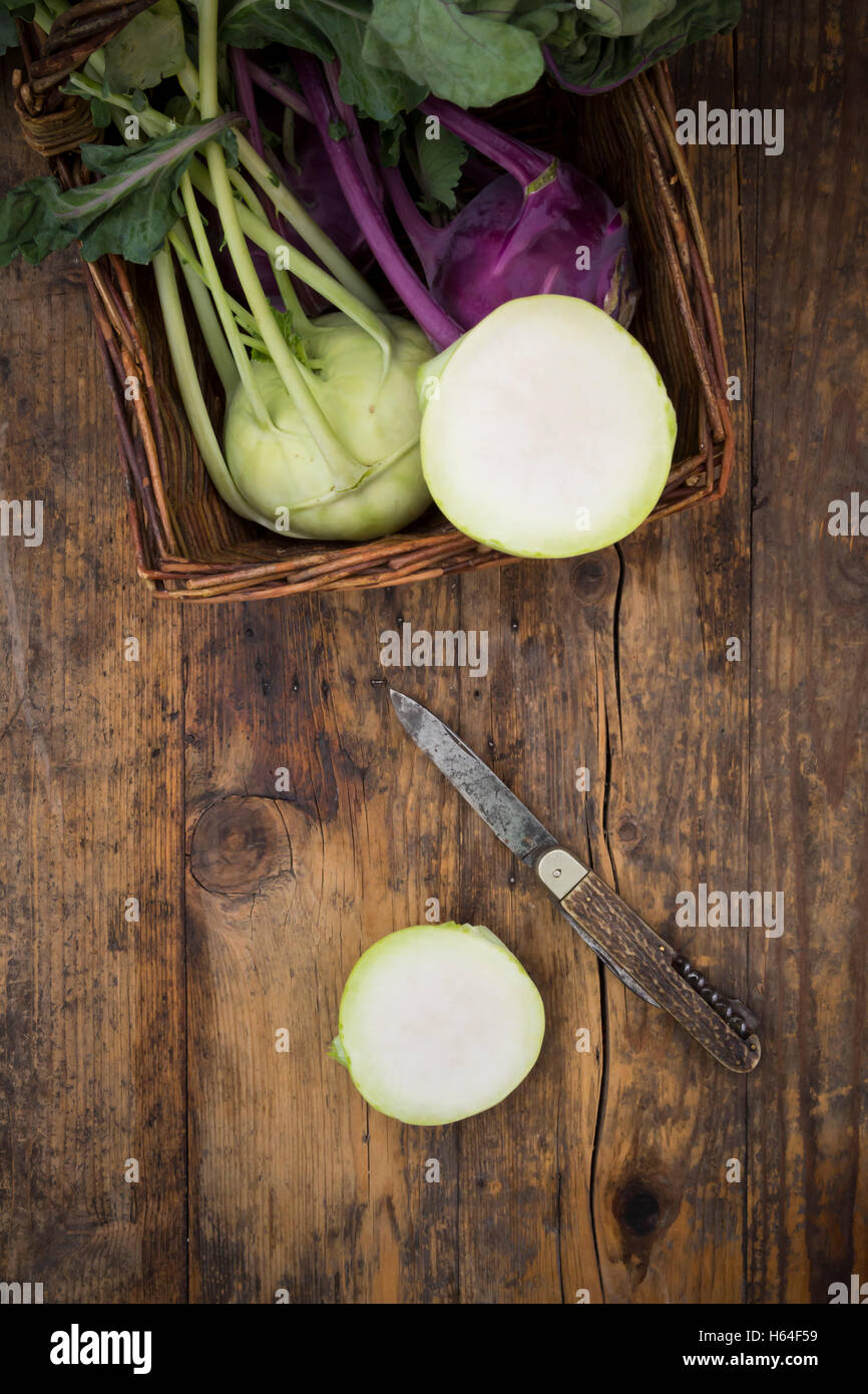 Weiße und violette Kohlrabi, gehackt Stockfoto