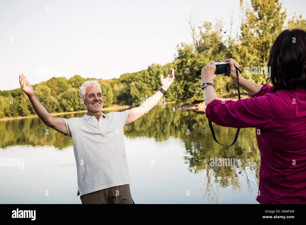 Gerne älteres Paar an einem See fotografieren Stockfoto