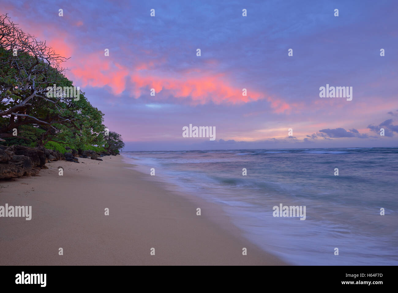 USA, Hawaii, Oahu, sandigen Strand bei Sonnenaufgang Stockfoto