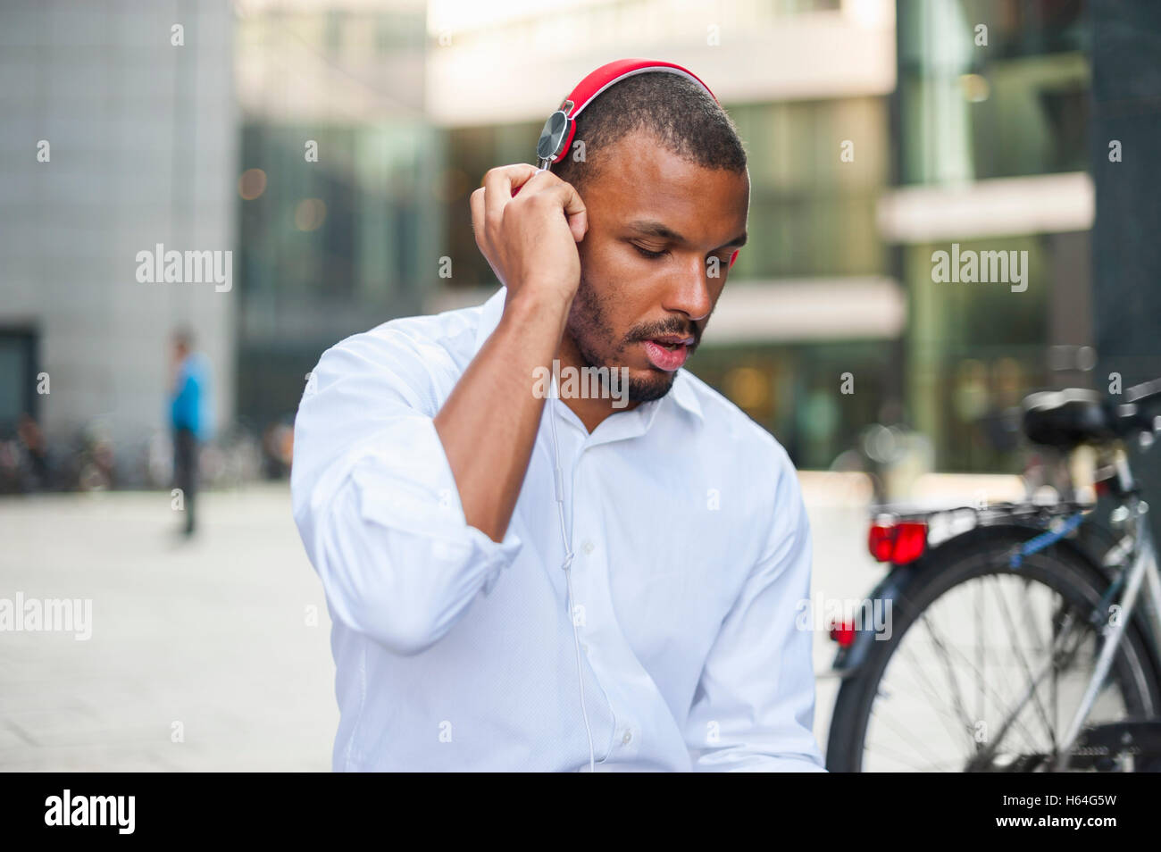 Geschäftsmann Musik hören mit Kopfhörern Stockfoto