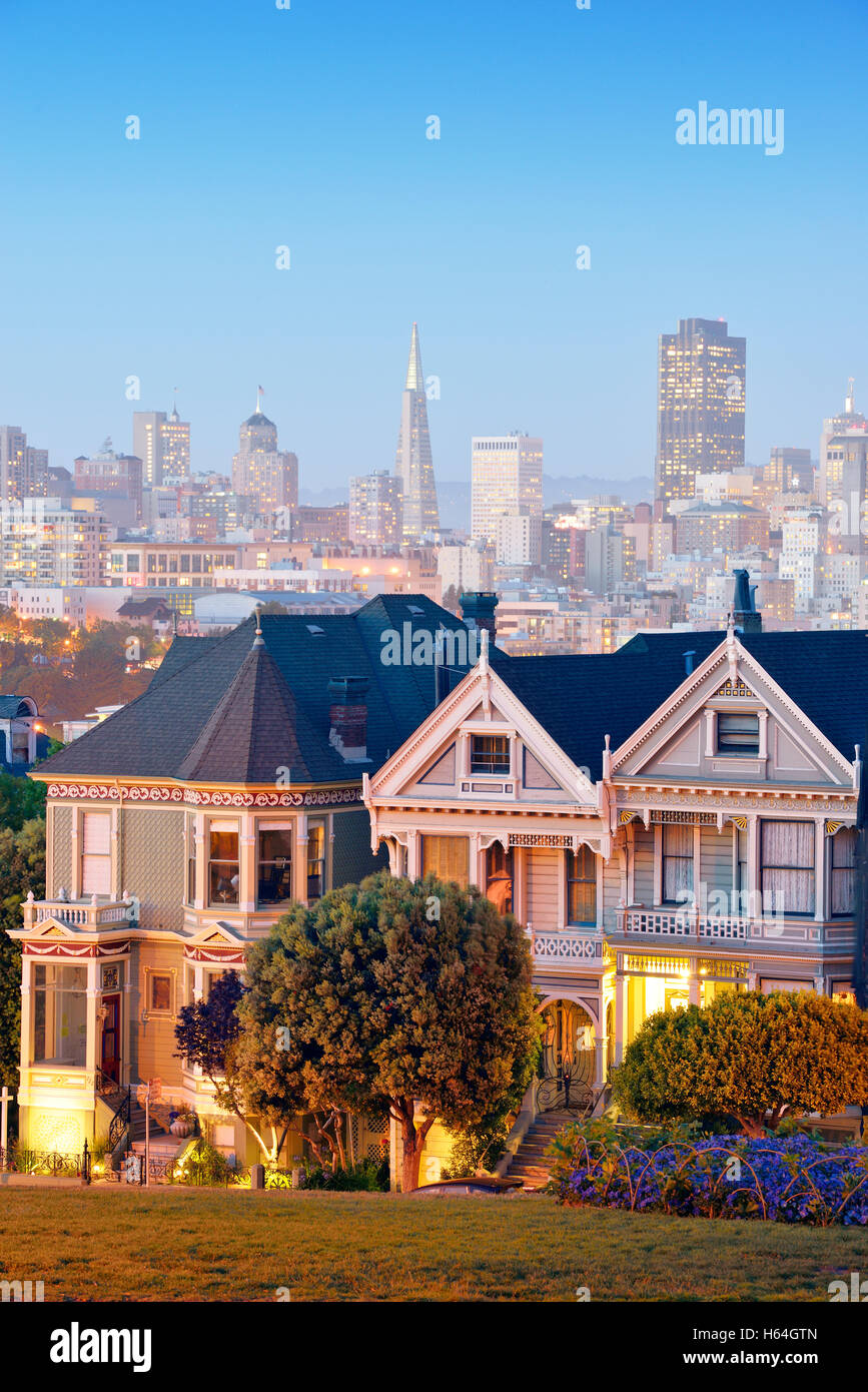 USA, California, San Francisco, viktorianischen Häuser auf Steiner Strasse am Alamo Square vor der skyline Stockfoto