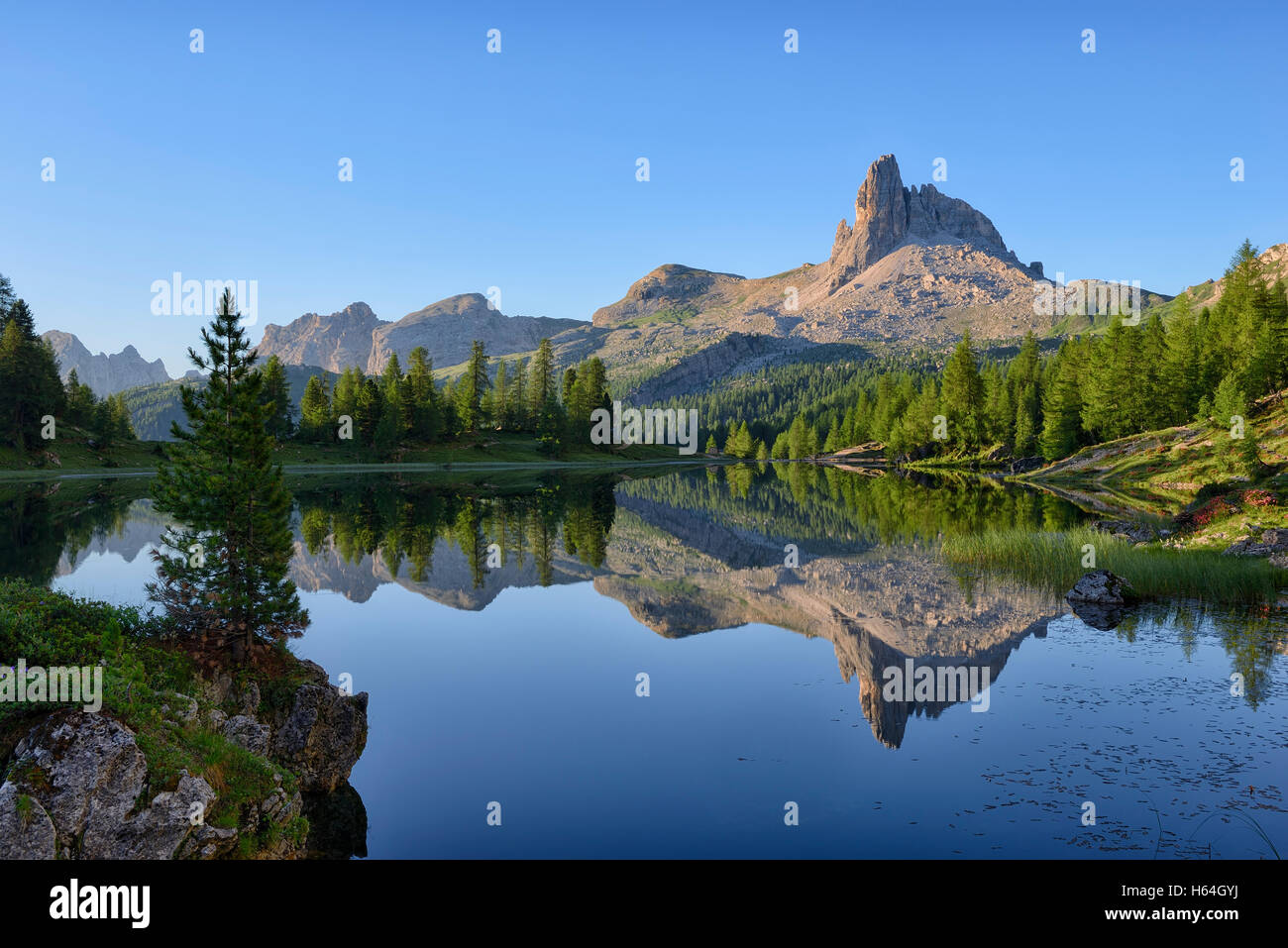 Taly, Dolomiten, Belluno, Berg Becco di Mezzodi reflektieren Föderation See Stockfoto