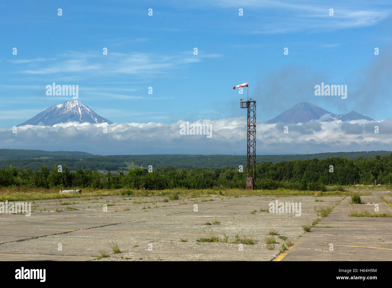 Hubschrauberlandeplatz auf Hintergrund der Vulkane in Petropawlowsk-Kamtschatski. Stockfoto