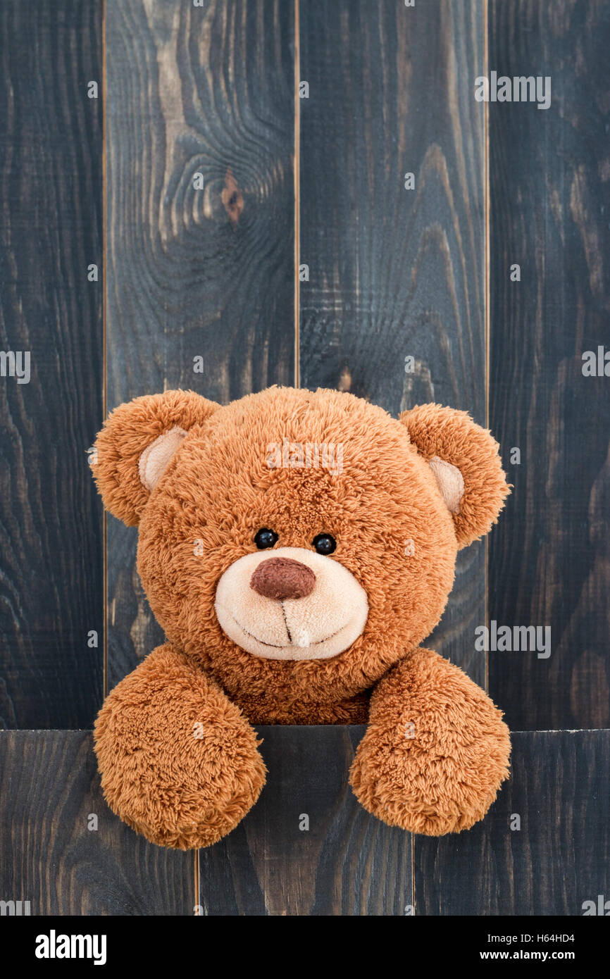 Niedlichen Teddy mit alten Holz-Hintergrund Stockfoto