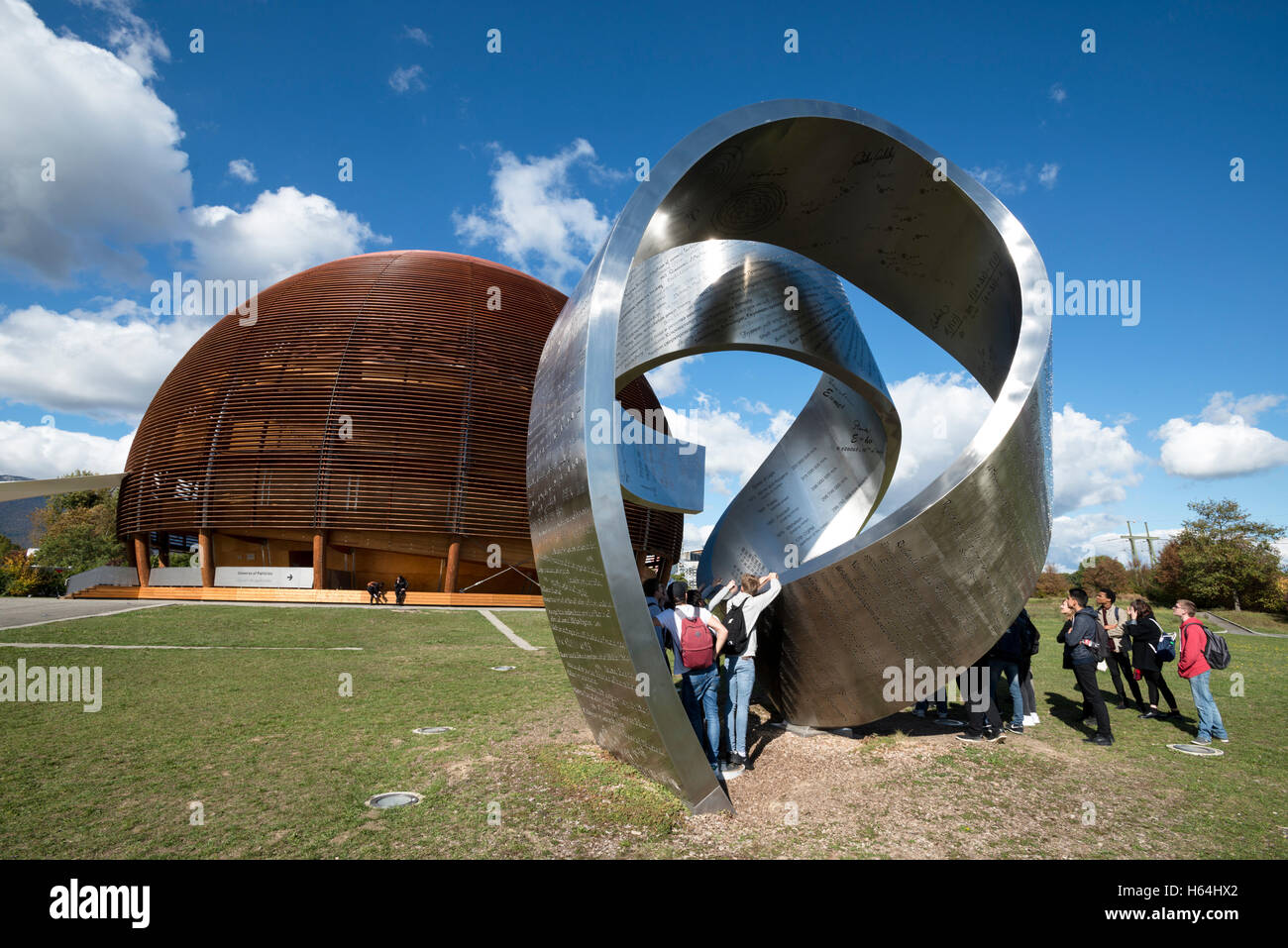 Studenten, bewundern die Skulptur "Bummel durch die unermessliche" CERN Zentrum, Meyrin, Schweiz Stockfoto