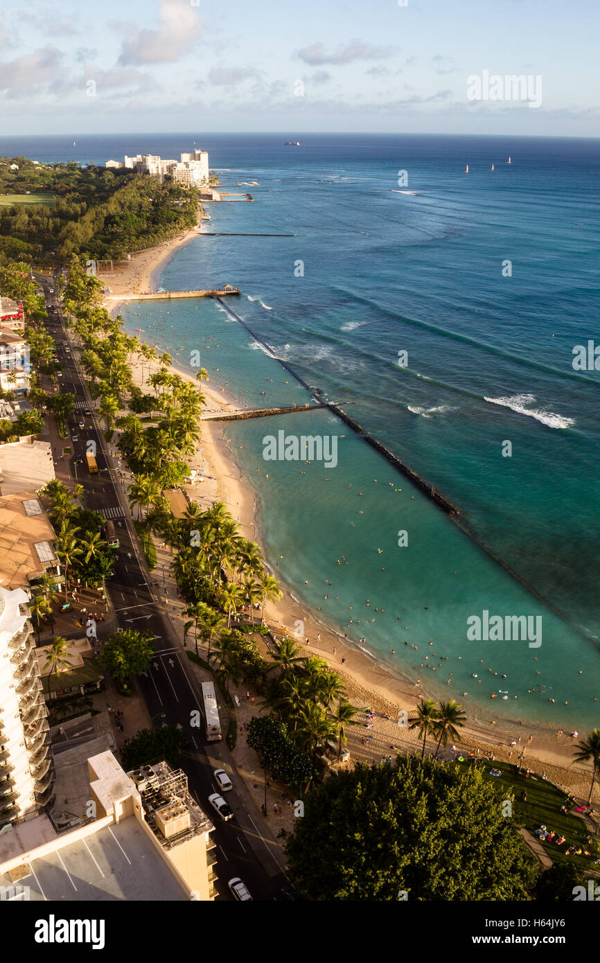 Blick auf Waikiki Beach in Richtung Diamond Head im Abendlicht in Honolulu, Oahu, Hawaii, USA. Stockfoto