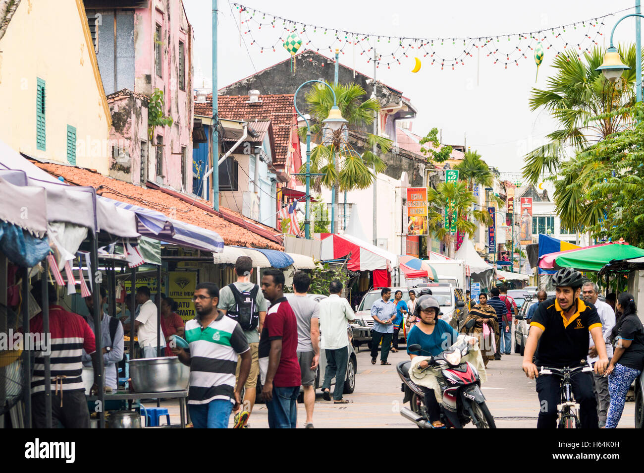 Straßenszene mit indischen Geschäften und Stall, Lebuh Pasar, Little India, Georgetown, Penang, Malaysia Stockfoto