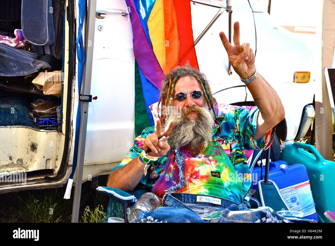 Älteren Hippie Peace-Zeichen zu geben. Stockfoto