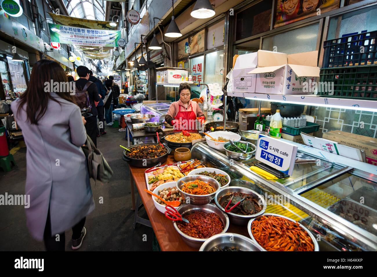 Eine Garküche Verkauf Banchan (Beilagen, nahm vor allem Gemüse) in Tongin Markt, Jongno-gu, Seoul, Korea Stockfoto