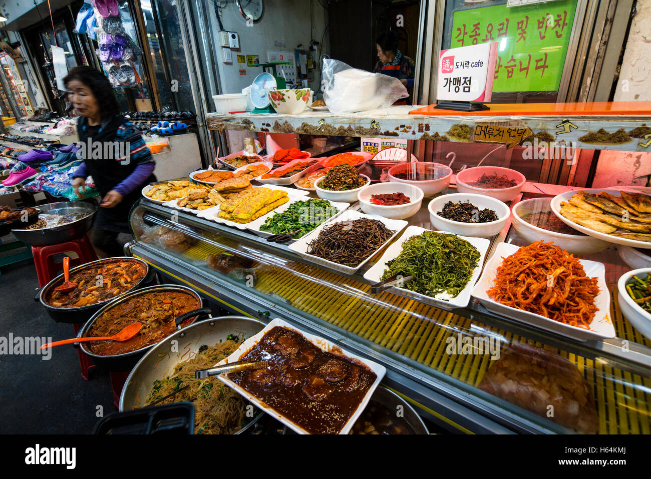 Eine Garküche Verkauf Banchan (Beilagen, nahm vor allem Gemüse) in Tongin Markt, Jongno-gu, Seoul, Korea Stockfoto