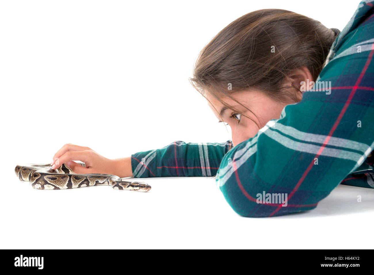 Mädchen spielen mit einer Schlange, die isoliert in weiß Stockfoto