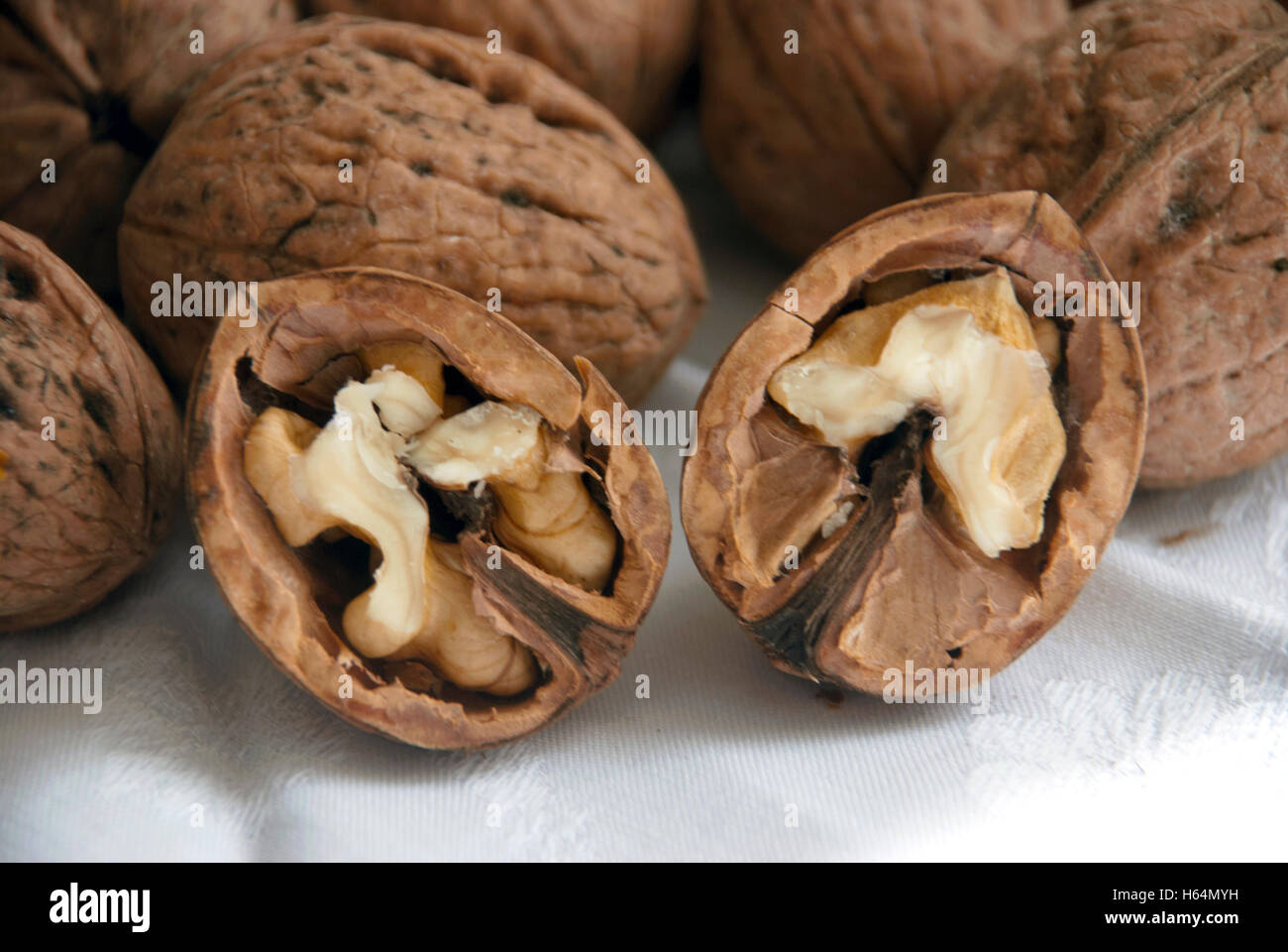 Schießen Walnüsse auf einem Holztisch. Selektiven Fokus. Stockfoto