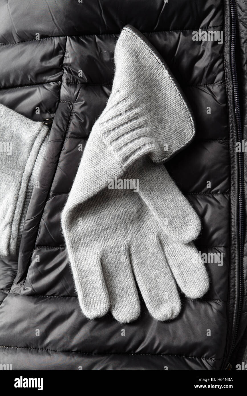 Neu grau stricken Wolle Handschuhe auf Winterjacke Stockfoto