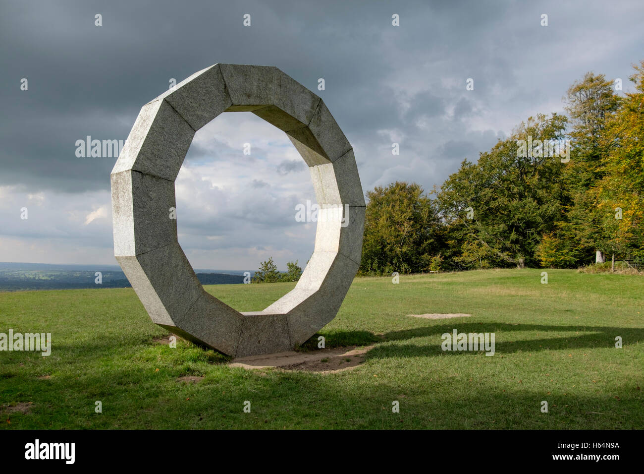 Himmel-Tor mit Blick auf Longleat Estate Wiltshire England UK Paul Norris Skulptur Stockfoto