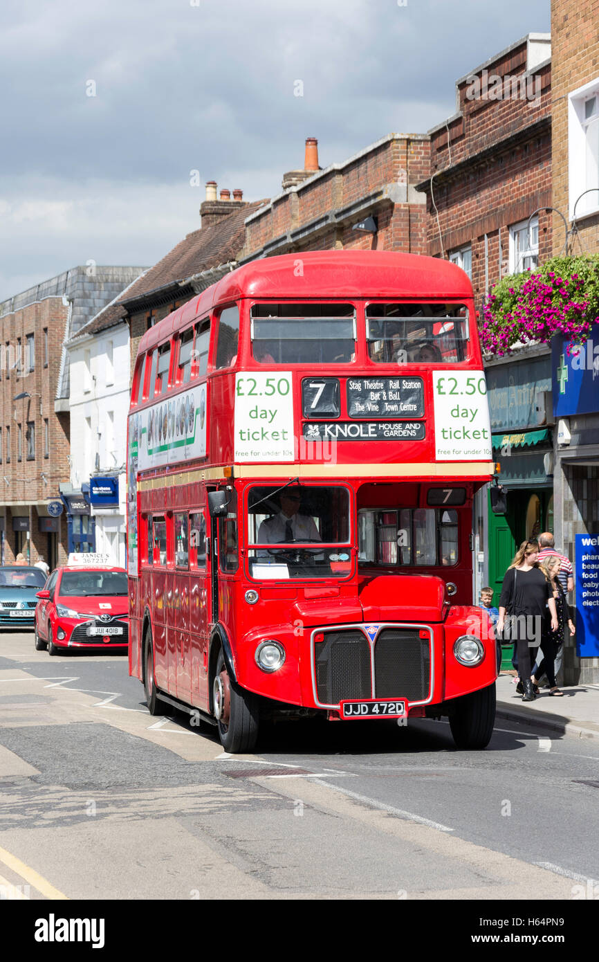 Alten Routemaster Bus, High Street, Sevenoaks, Kent, England, Vereinigtes Königreich Stockfoto